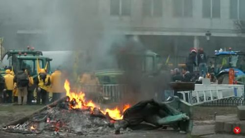 VIDEO Fermierii protestează în fața Parlamentului European / Și-au parcat tractoarele lângă instituție și au aprins focuri
