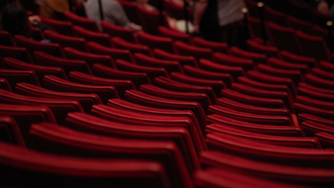 Spectacolul ”Familia Tot”, după o piesă de teatru scrisă de dramaturgul maghiar Orkeny Istvan, în regia lui Vlad Cristache, va fi prezentat în premieră la Teatrul Jean Bart din Tulcea