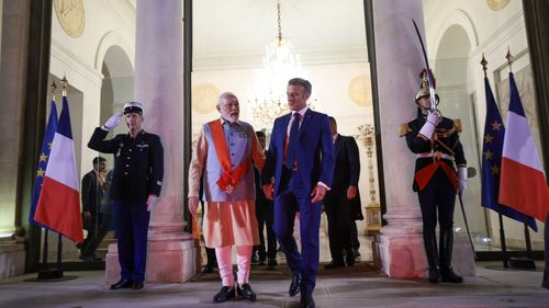 FOTO Macron îi decernează Marea Cruce a Legiunii de Onoare premierului indian Narendra Modi, invitat de onoare de Ziua Franţei