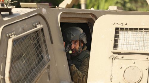 Civilii din Gaza cer să fie răsturnat regimul Hamas în timp ce fug prin coridorul umanitar al Armatei Israelului