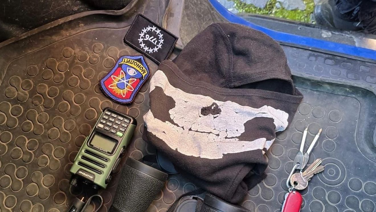 Un protestar AUR, dus la poliție din pricina ținutei și obiectelor pe care le avea asupra sa/ Alte persoane, depistate cu cuțite și droguri și alte obiecte interzise