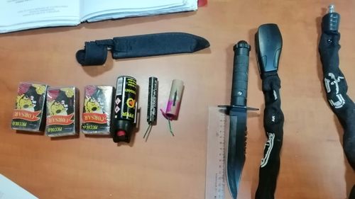 Arad: Un tânăr de 21 de ani a încercat să intre la un meci de baschet feminin având cu el un întreg arsenal de luptă