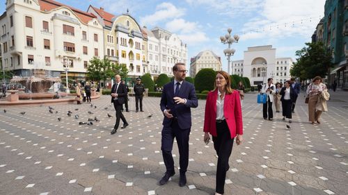 FOTO Roberta Metsola, președintele Parlamentului European, la plimbare prin Timișoara / Dominic Fritz: “I-am arătat semnele gloanțelor care au mai rămas pe clădirile noastre”
