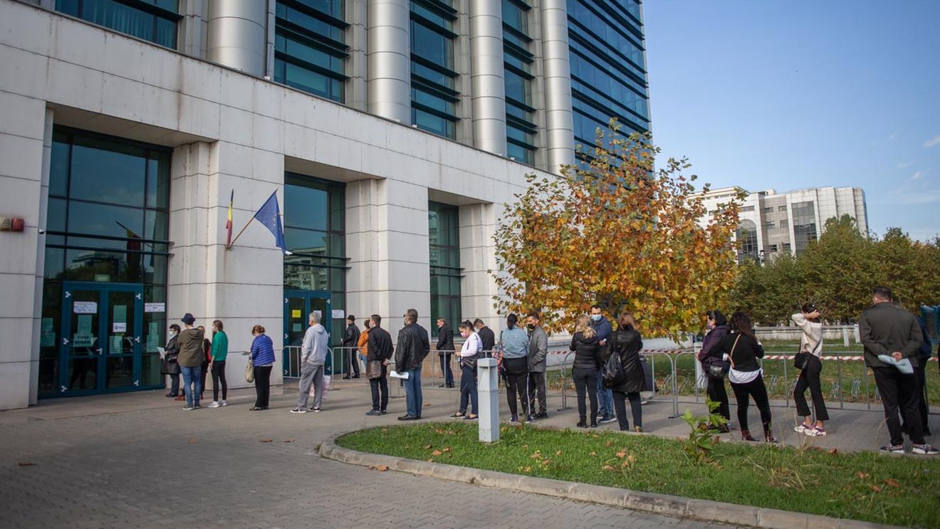 VIDEO  110.539 de persoane au fost vaccinate împotriva Covid-19 în ultimele 24 de ore / Bucureștenii au așteptate ore în șir la centrele de vaccinare