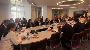 Ambasadoarea SUA și George Simion, prezenți la dezbaterea asociației AmCham Romania / Ce spunea candidatul extremist și pro-rus la președinție despre Kathleen Kavalec: Ambasadorul globalist a fost lăsat să facă ce vrea, cum s-a întâmplat în primul mandat al președintelui Trump