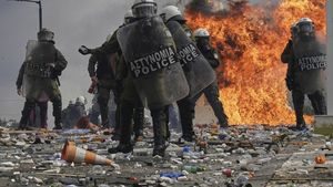 Confruntări între poliție și demonstranți la Atena / Forțele de ordine folosesc grenade lacrimogene și tunuri de apă pentru a dispera mulțimile de oameni