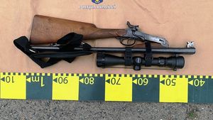 Bărbat înarmat cu o pușcă cu lunetă. arestat de polițiști în timp ce se îndrepta spre locuința fostei soții, pe care o amenințase că o va ucide