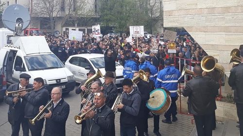 Mitingul de la Iași | Deputat USR: "În multe comune pesediste din Neamț, preoții anunță excursii gratis la Sf Parascheva. Sponsorizate de PSD"