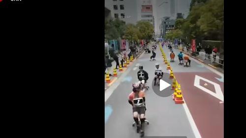 VIDEO Cursa cu scaune de birou devine sport național în Japonia: echipele parcurg peste 20 km în două ore