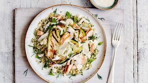 Somon la grătar cu quinoa – rețetă sănătoasă de pește, recomandată de Jamie Oliver, pe care să o încerci la cina de Florii