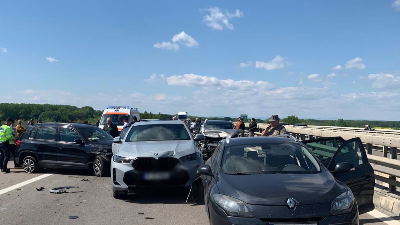 Trafic oprit pe A3 din cauza unei coliziuni între şapte autoturisme