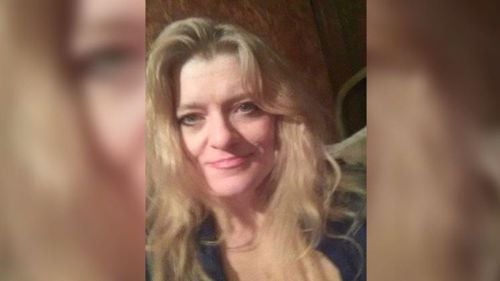 O americancă s-a trezit după doi ani de comă după ce a fost tâlhărită în propria casă / L-a identificat pe fratele ei ca fiind atacatorul care aproape a ucis-o