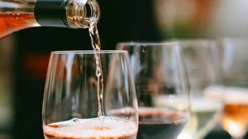 Şeful sănătăţii publice din SUA vrea ca băuturile alcoolice să aibă pe etichetă avertismente că pot produce cancer. Chirurgul general solicită reevaluarea ghidurilor privind consumul de alcool. Şapte tipuri de cancer sunt legate de consumul de alcool