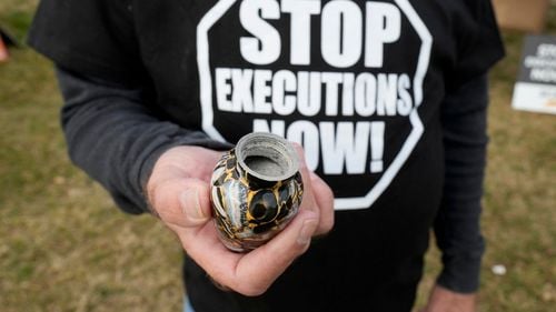 Un condamnat din Carolina de Sud a fost executat prin împuşcare, primul deţinut american ucis în acest mod în ultimii 15 ani / Bărbatul a purtat o salopetă neagră cu o glugă, având pe piept o ţintă albă cu un cerc roşu în mijloc