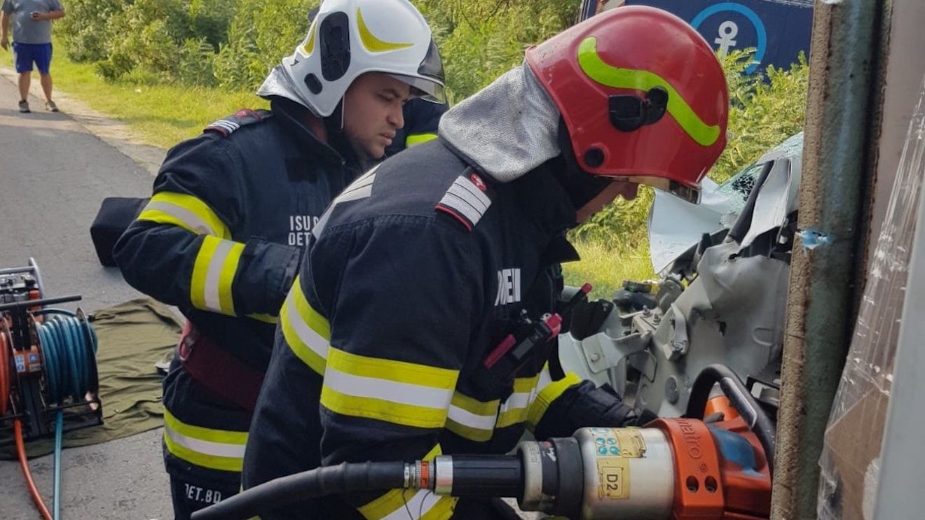Un tânăr de 21 de ani a murit după ce s-a răsturnat cu mașina la Rădăuți