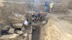 Podoabe de aur, sticlă şi bronz, două sarcofage cu elemente sculptate şi pictate din calcar şi marmură, descoperite în situl „Necropola tumulară a oraşului antic Callatis”