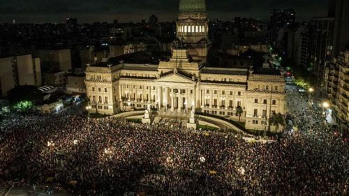 Preşedinţia argentiniană anunţă că trimite organizatorilor primei manifestaţii împotriva lui Milei factura mobilizării forţelor de securitate: 73.000 de dolari
