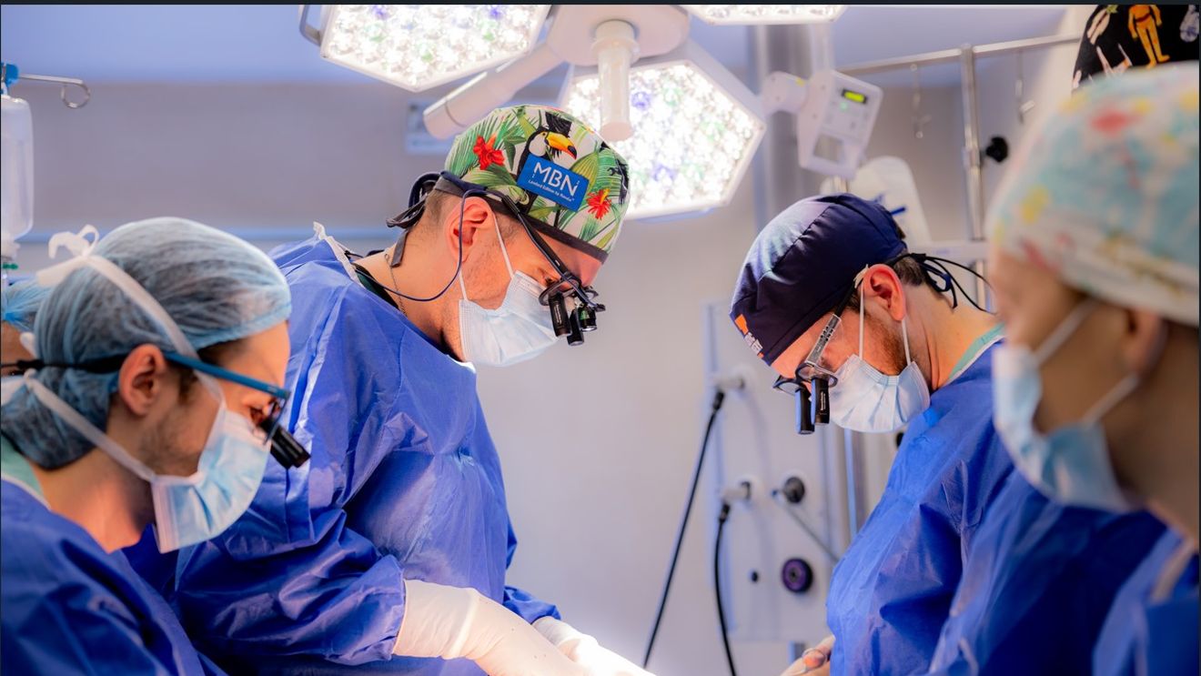 Premieră în medicina privată din România: chirurgii de la MedLife Humanitas au realizat primele reconstrucții mamare asistate robotic la Cluj. Operațiile au fost pro-bono