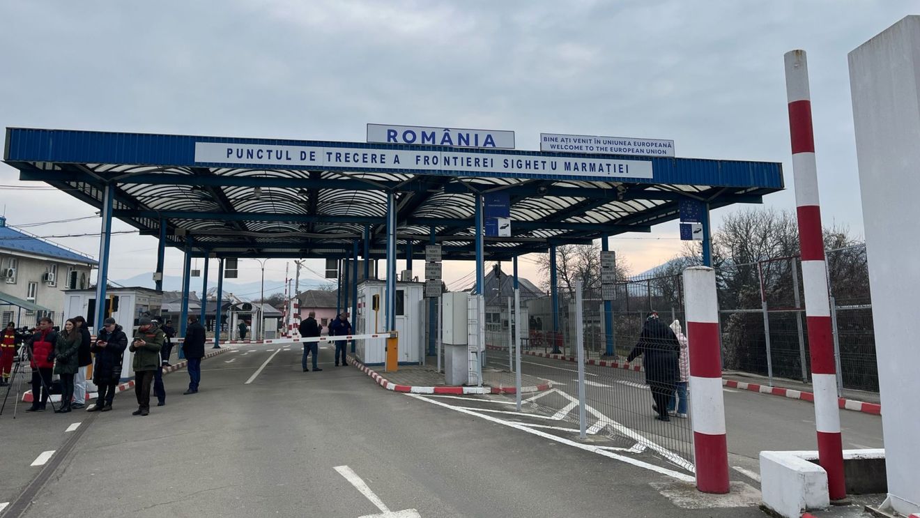 Traficul rutier din şi înspre Ucraina, restricţionat prin Punctul de Trecere a Frontierei Sighetu Marmaţiei / Podul din lemn şi metal necesită reparaţii