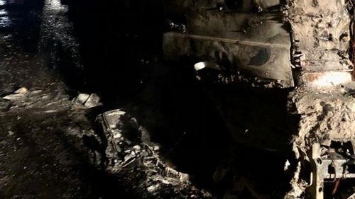 FOTO TIR ars pe A1, la Apoldul de Jos. A fost salvată remorca și marfa