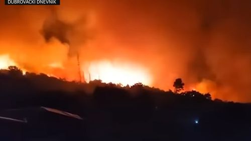VIDEO Peste 100 de pompieri croaţi luptă împotriva unui incendiu de pădure în apropiere de Dubrovnik. Incendiul detonează mine plasate în războiul de după implozia fostei Iugoslavii, în anii '90