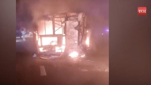 Cel puţin 25 de persoane au murit în India după ce un autobuz a luat foc pe o autostradă