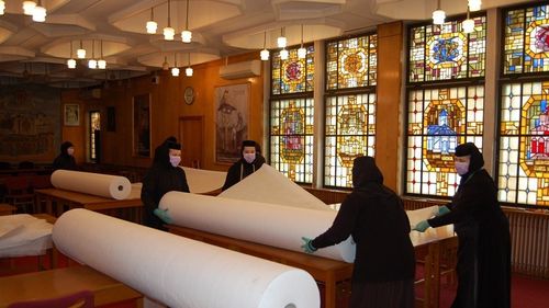 Mitropolia Banatului a achiziţionat 2 km de material din care măicuţele cos lenjerii şi prosoape pentru spitalele care tratează pacienți cu coronavirus