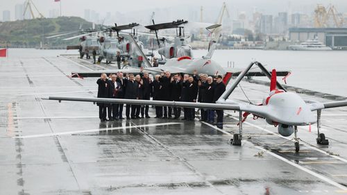 Turcia a lansat primul său portavion, TCG Anadolu, cu intenţia de a-i extinde capabilităţile de drone de la operaţiuni terestre la cele navale