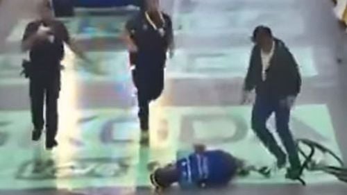 VIDEO Haos în Turul Franței: Spectator pe bicicletă, reținut de poliție la finișul etapei 17