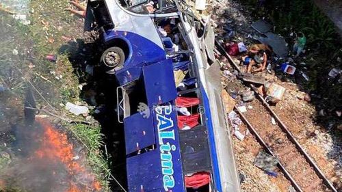 Un autocar s-a prăbuşit 15 metri sub un viaduct în Brazilia. Cel puțin 14 persoane și-au pierdut viața