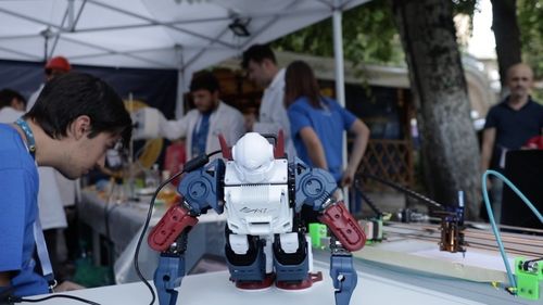 Despre viitorul roboților, văzut de un masterand la mecatronică: „Roboții trebuie să devină colaborativi. În primul rând unul cu celălalt și cel mai important, cu omul”