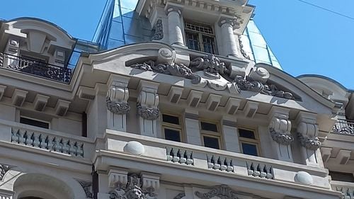 "Lucrările făcute în mandatul meu au fost gratuite şi aşa trebuie să rămână", reacția Gabrielei Firea în cazul proprietarilor somați de Primăria Capitalei să plătească un milion de euro în 15 zile pentru tencuirea fațadei stradale a unui bloc