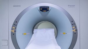 Clinica Phoenix a deschis un nou centru în București. Printre dotări: Cel mai silențios aparat de rezonanță magnetică nucleară 3 Tesla (RMN), aparatul cu tubul cel mai larg de pe piață, ideal pentru claustrofobi (Parteneriat)