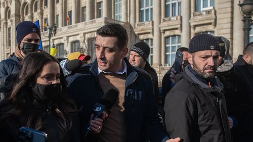 „Mi-a dat mesaj la 12 noaptea. Eu nu răspund noaptea la telefon”, a comentat George Simion, după ce Rareș Bogdan i-ar fi transmis că dacă are ceva de rezolvat politic trebuie să o rezolve cu el, nu cu familia lui