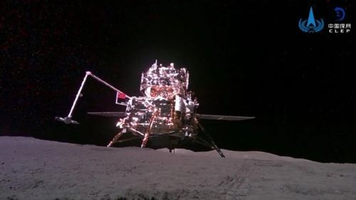 O imagine de pe faţa nevăzută a Lunii, surprinsă de robotul mobil autonom al misiunii spaţiale chineze Chang'e-6