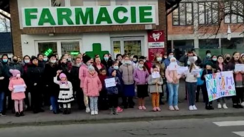 VIDEO Proteste în fața unor școli din județul Suceava / Elevi și părinți cer să se facă școală în prezență / Profesor: ”Eu nu pot să îi determin pe colegii mei să se vaccineze, să ajungem la un procent de 60%”