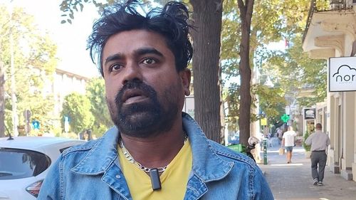 VIDEO De ce alege să muncească în România un emigrant din Sri Lanka, în locul Occidentului/ Despre turele lungi de muncă, necunoașterea limbii și șocul cultural pe care îl trăiește ca distribuitor de mâncare