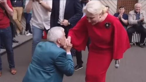 VIDEO Pensionar, către premierul Dăncilă: Vreau să vă ating și să-mi întindeți mâna. Vă iubesc tare mult! Și mă gândesc la dvs, poate adormim în același timp