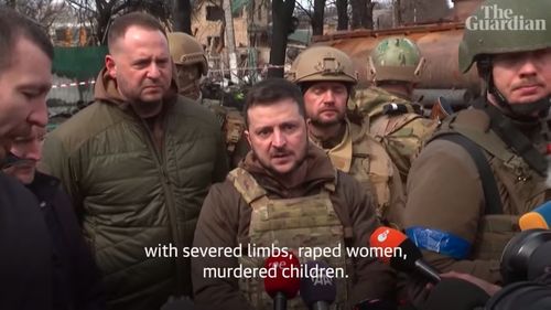 VIDEO Președintele Zelenski a mers luni la Bucea: Ştim că mii de persoane au fost ucise şi torturate, membre rupte, femei au fost violate şi copii ucişi