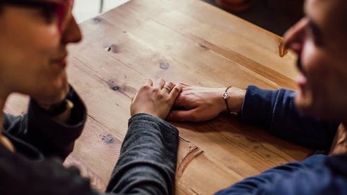 „I-au zburat dinții și au aterizat în spaghetele mele”: 10 povești horror de la prima întâlnire