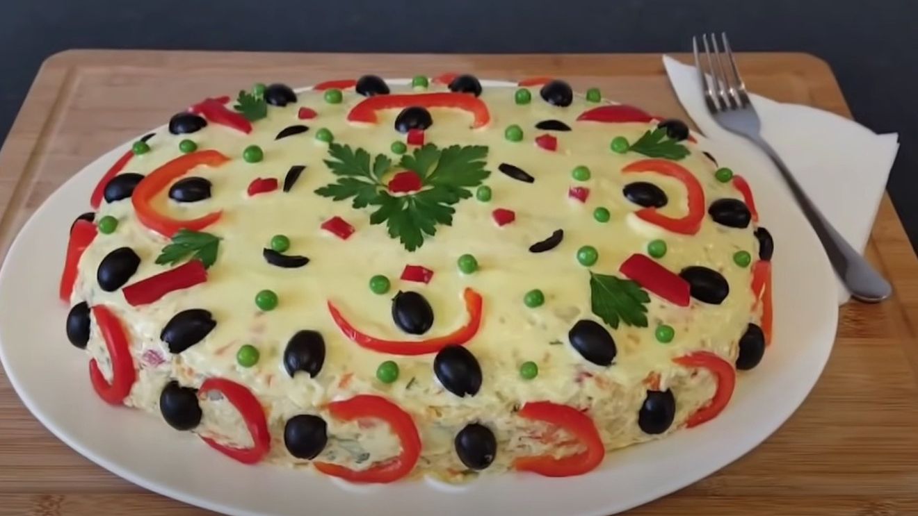 Sondaj: Șase din zece români pun mazăre în salata boeuf  / 70% preferă salata boeuf cu pui în loc de vită / 92% pun maioneză făcută în casă / Cum se face salata în funcție de regiunile istorice
