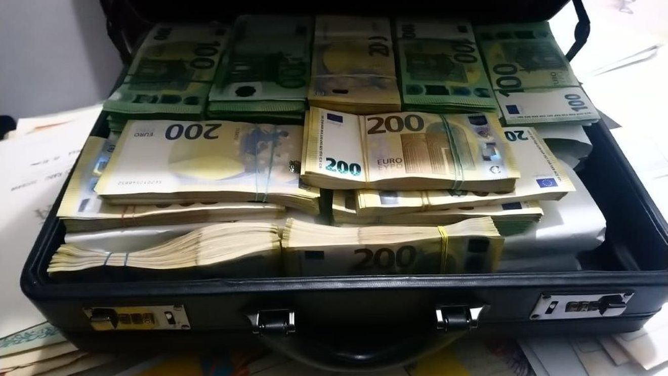 UPDATE Șeful serviciului secret al MAI din Suceava a fost reținut de procurorii anticorupție pentru luare de mită și dezvăluirea de informații secrete / Măsura a fost luată în dosarul permiselor auto falsificate/ Reacția DGPI