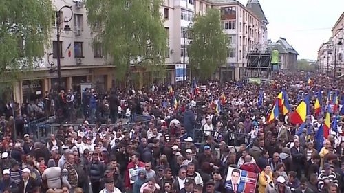 VIDEO PSD, miting cu zeci de mii de oameni la Craiova. Dragnea, baie de mulțime