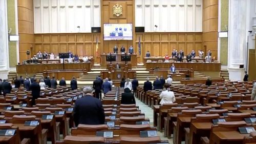 VIDEO Moment de reculegere în Parlament în memoria celor 2.807 români care au decedat din cauza infecției cu coronavirus / Propunerea a fost făcută de premierul Ludovic Orban