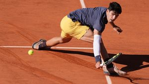 Roland Garros: Carlos Alcaraz a câştigat trofeul după cea mai lungă finală din istoria turneului parizian. Spaniolul a revenit de la 0-2, salvând trei mingi de meci