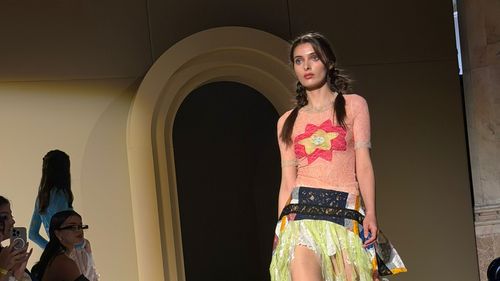 FOTO: Alexandra Șipa reinterpretează tradiția cu accente punk: între fota românească și spiritul rebel à la Vivienne Westwood