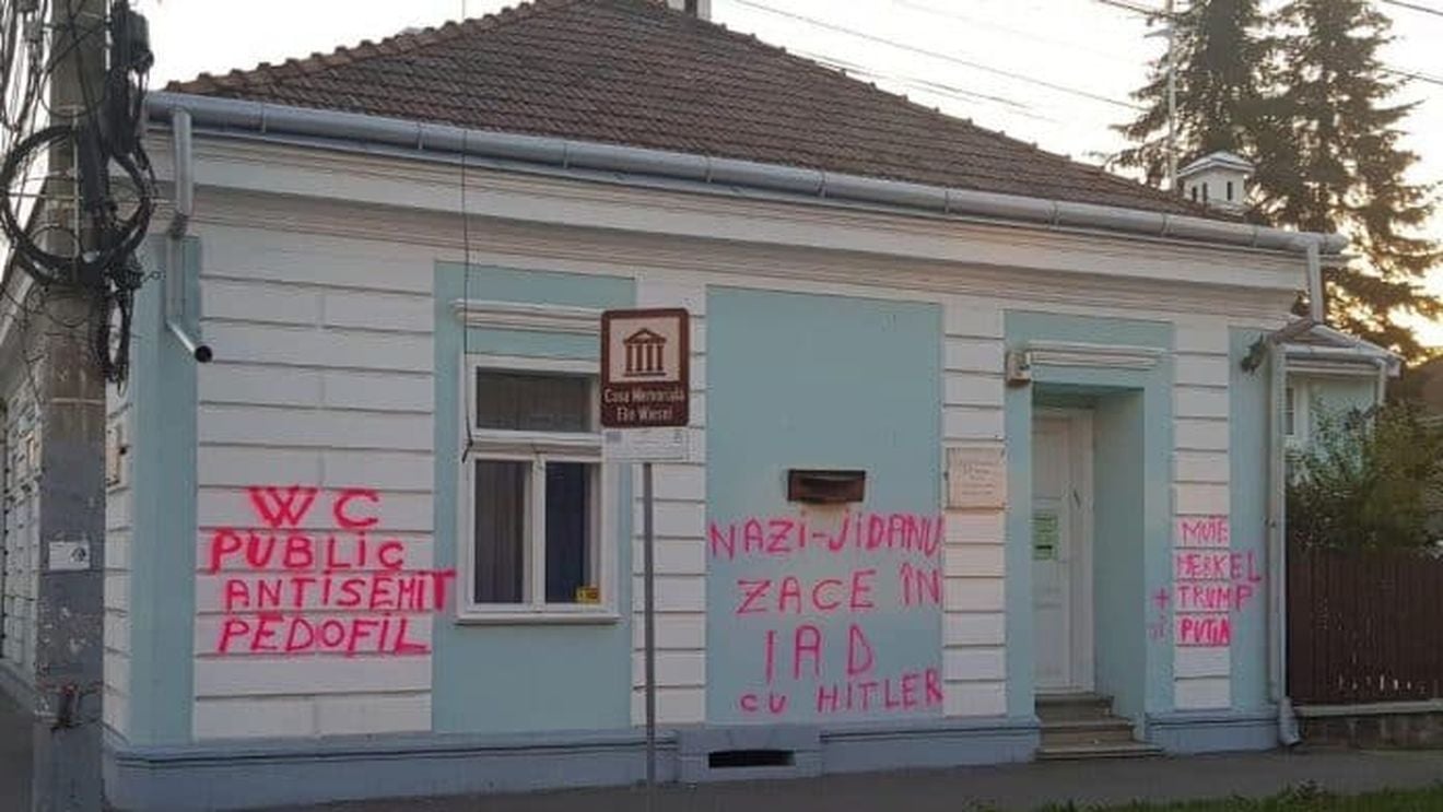 Casa memorială Elie Wiesel din Sighetu Marmației a fost vandalizată. Înscrisuri antisemite pe zidurile edificiului