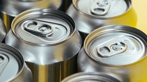 Un bărbat din Reșița a murit după ce a refuzat să-i dea doza de bere unui alt bărbat care o voia/ Victima a fost lovită în picioare, a căzut și a murit din cauza fracturii deschise