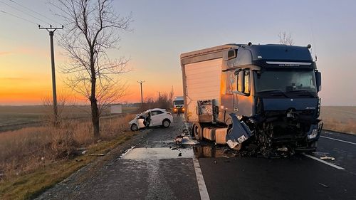 Accident cu trei morți pe DN2, în județul Ialomița, după ce s-au lovit un tir și un autoturism / Traficul rutier este complet blocat