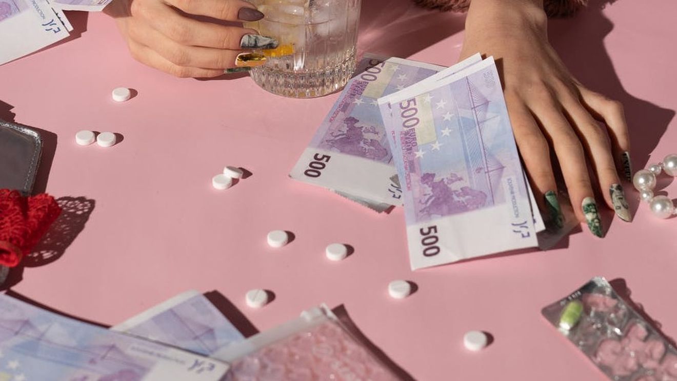 Şapte persoane prinse în flagrant, în Braşov, când vindeau peste 2.000 de tablete de ecstasy